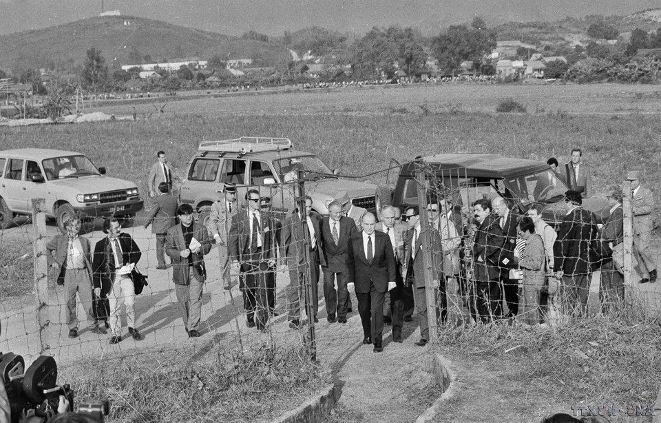 Chiều 10/2/1992, Tổng thống Pháp Francois Mitterrand đến thăm hầm De Castrie ở Điện Biên Phủ trong chuyến thăm hữu nghị Việt Nam. (Ảnh: Trung Dung/TTXVN)