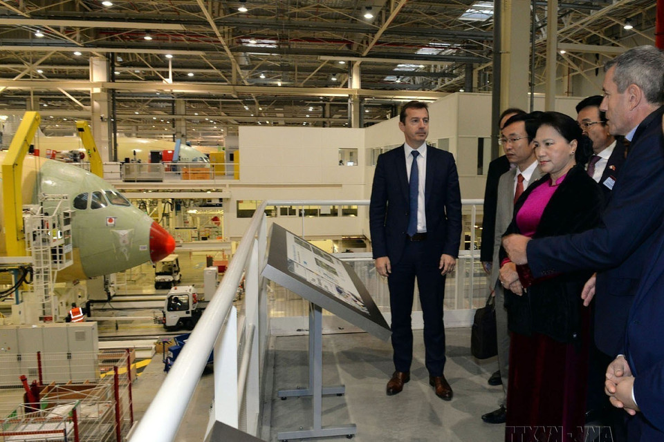 Chủ tịch Quốc hội Nguyễn Thị Kim Ngân thăm Nhà máy chế tạo và sản xuất máy bay Airbus trong chuyến thăm chính thức Cộng hoà Pháp (Toulouse, 3/4/2019). (Ảnh: Trọng Đức/TTXVN)