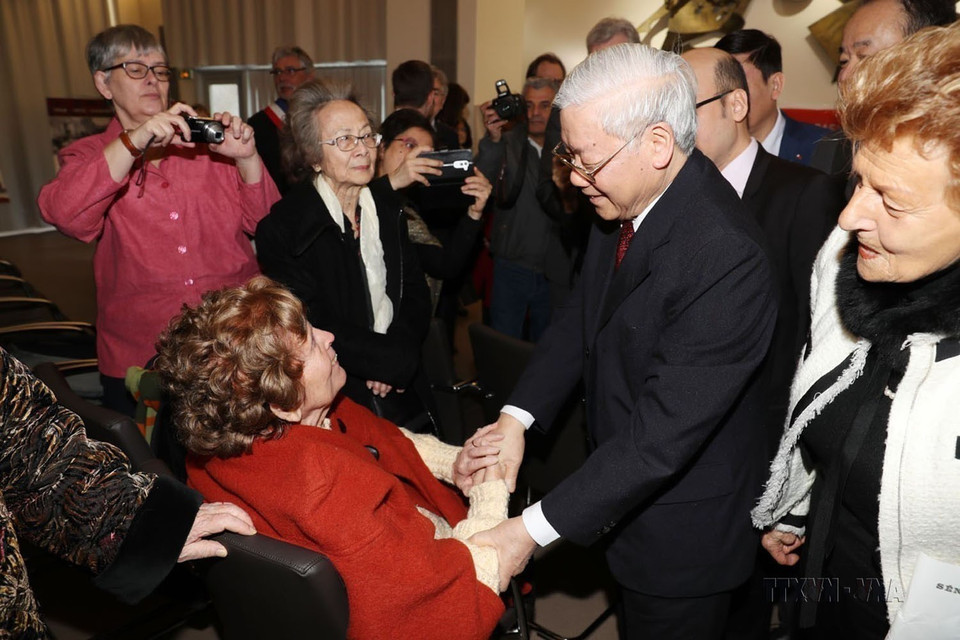 Tổng Bí thư Nguyễn Phú Trọng gặp bà Raymonde Dien - đảng viên Đảng Cộng sản Pháp, một biểu tượng của tinh thần chống cuộc chiến phi nghĩa do thực dân Pháp tiến hành ở Việt Nam, tại Tòa thị chính Choisy Le Roi nhân chuyến thăm chính thức Cộng hoà Pháp, ngày 26/3/2018. (Ảnh: Trí Dũng/TTXVN)