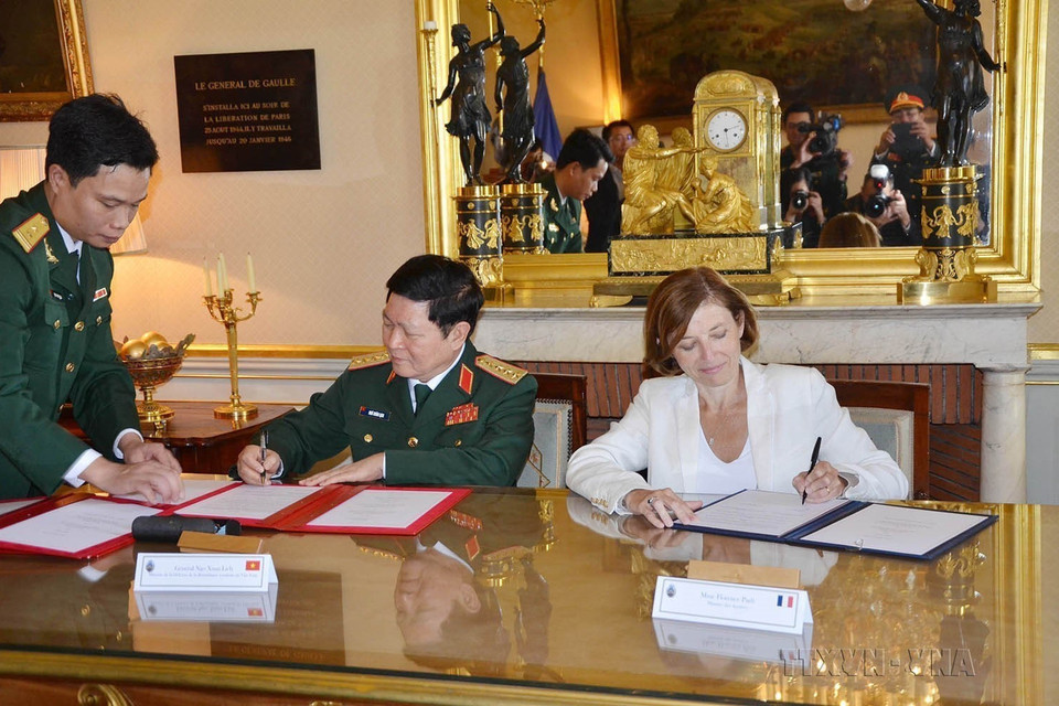 Bộ trưởng Quốc phòng Ngô Xuân Lịch và Bộ trưởng Quốc phòng Pháp Florence Parly ký kết thỏa thuận hợp tác quốc phòng giữa hai nước (Paris, 17/9/2018). (Ảnh: Toàn Trí/TTXVN)