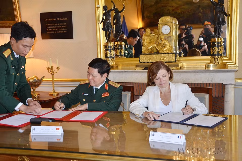 Bộ trưởng Quốc phòng Ngô Xuân Lịch và Bộ trưởng Quốc phòng Pháp Florence Parly ký kết thỏa thuận hợp tác quốc phòng giữa hai nước (Paris, 17/9/2018). (Ảnh: Toàn Trí/TTXVN)
