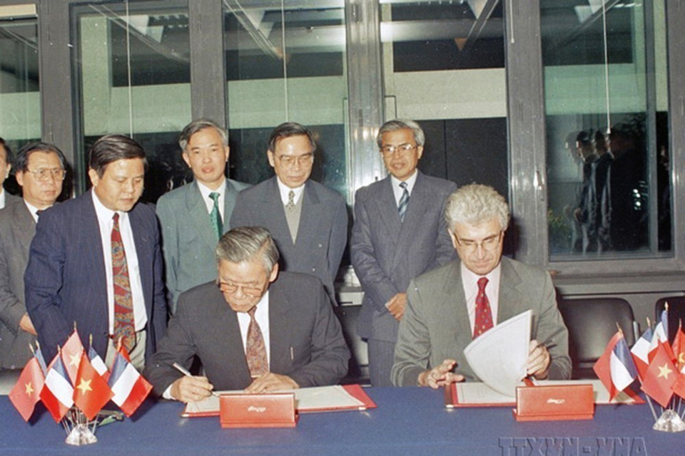Bộ trưởng, Chủ nhiệm Uỷ ban Kế hoạch Nhà nước Đỗ Quốc Sam và Bộ trưởng Tài chính Pháp Edmond Alphandéry ký Nghị định thư tài chính 1993 giữa 2 chính phủ hai nước, trước sự chứng kiến của Thủ tướng Phan Văn Khải (Paris, 8/11/1993). (Ảnh: Kim Hùng/TTXVN)