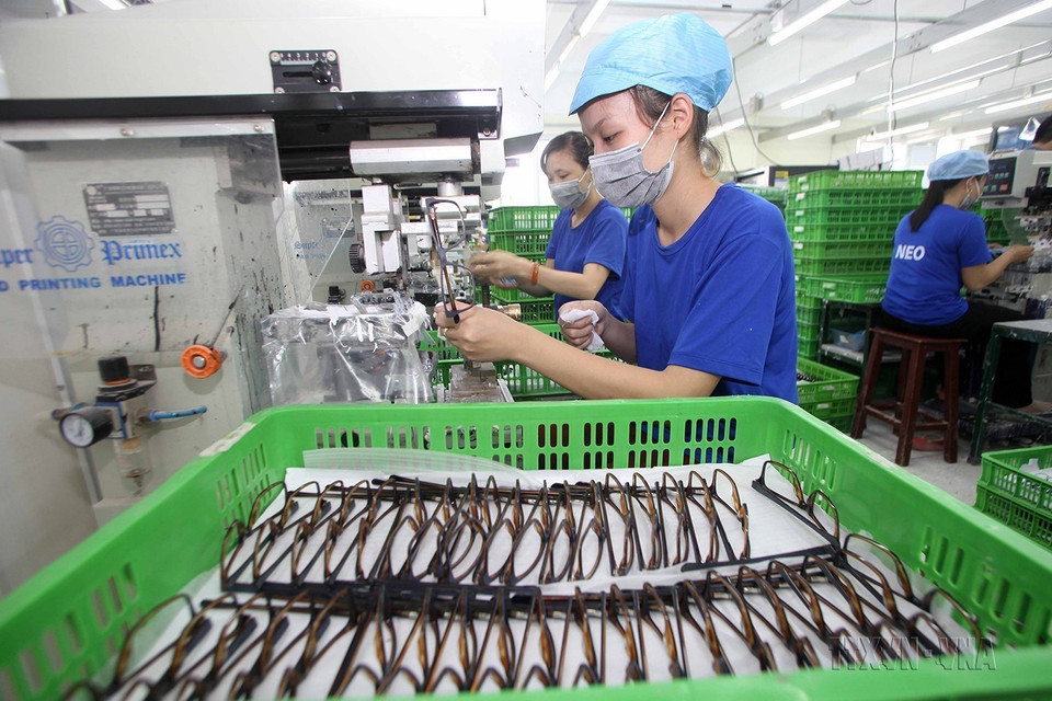 Công ty trách nhiệm hữu hạn Neo Optical (vốn đầu tư của Pháp) ở thị trấn Neo, huyện Yên Dũng, tỉnh Bắc Giang chuyên gia công sản phẩm trong lĩnh vực kính mắt xuất khẩu, tạo việc làm cho hàng trăm lao động. (Ảnh: Trần Việt/TTXVN)