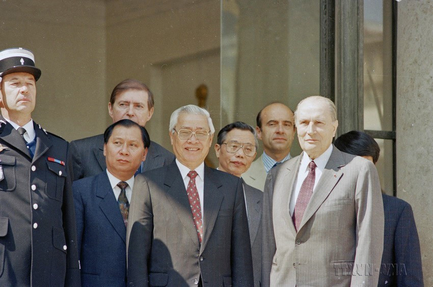 Tổng thống Francois Mitterrand tiếp Thủ tướng Võ Văn Kiệt thăm chính thức Cộng hòa Pháp từ 23 đến 28/6/1993 (Paris, 25/6/1993). ( Ảnh: Minh Đạo/TTXVN)h