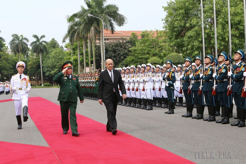 Bộ trưởng Quốc phòng Ngô Xuân Lịch chủ trì lễ đón Bộ trưởng Quốc phòng Pháp Jean-Yves Le Drian thăm chính thức Việt Nam (Hà Nội, 6/6/2016). (Ảnh: Trọng Đức/TTXVN)