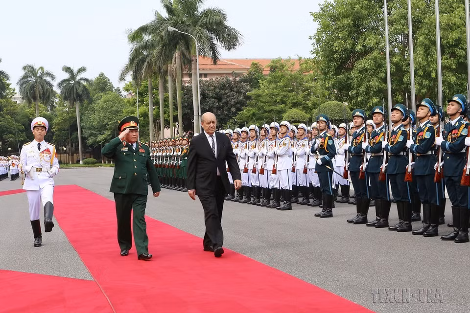Bộ trưởng Quốc phòng Ngô Xuân Lịch chủ trì lễ đón Bộ trưởng Quốc phòng Pháp Jean-Yves Le Drian thăm chính thức Việt Nam (Hà Nội, 6/6/2016). (Ảnh: Trọng Đức/TTXVN)