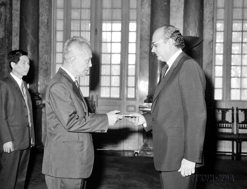 Ngày 6/12/1978, Đại sứ đặc mệnh toàn quyền nước Cộng hòa Pháp tại Việt Nam Michel Combal trình quốc thư lên Phó Chủ tịch nước Nguyễn Hữu Thọ. (Ảnh: Thế Trung/TTXVN)