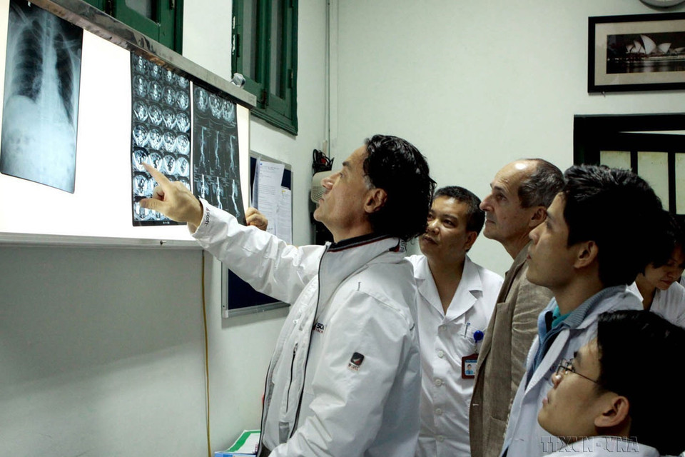 Chuyên gia Pháp và bác sỹ Bệnh viện Hữu nghị Việt Đức chẩn đoán hình ảnh của người bệnh trong khuôn khổ khóa đào tạo “Tăng cường năng lực chẩn đoán, điều trị bệnh lý tĩnh mạch và các bệnh về tĩnh mạch (Hà Nội, 21/11/2013). (Ảnh: Dương Ngọc/TTXVN)