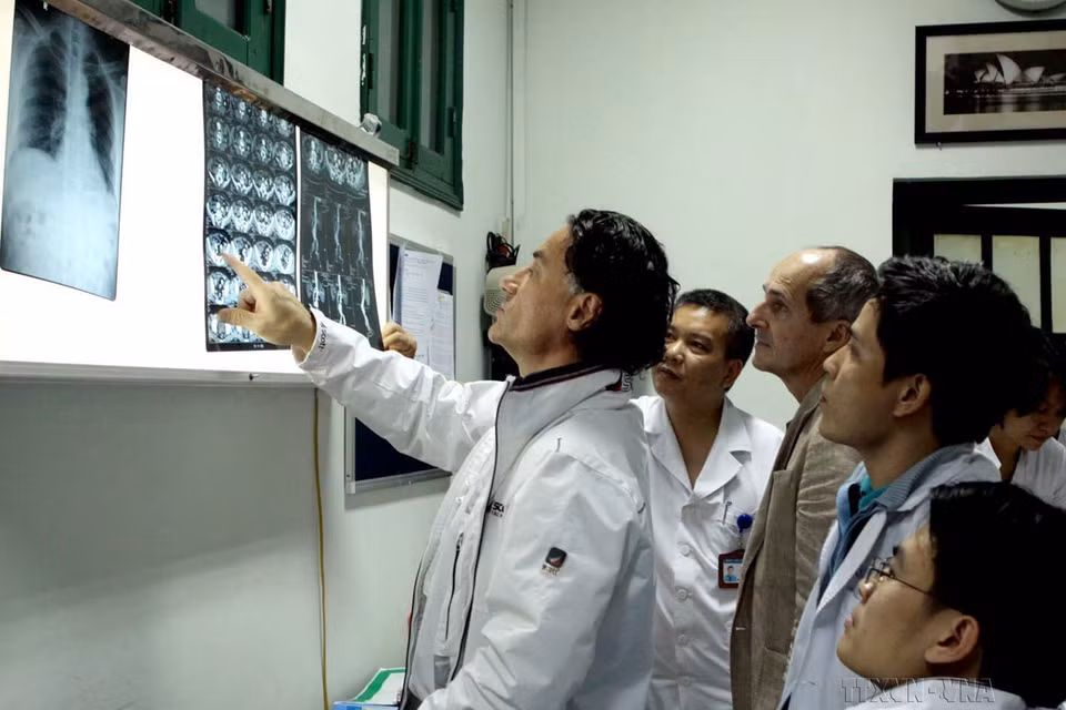 Chuyên gia Pháp và bác sỹ Bệnh viện Hữu nghị Việt Đức chẩn đoán hình ảnh của người bệnh trong khuôn khổ khóa đào tạo “Tăng cường năng lực chẩn đoán, điều trị bệnh lý tĩnh mạch và các bệnh về tĩnh mạch (Hà Nội, 21/11/2013). (Ảnh: Dương Ngọc/TTXVN)