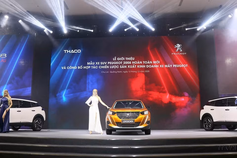 Ngày 12/12/2020, Công ty Cổ phần Ôtô Trường Hải (THACO) chính thức công bố hợp tác chiến lược sản xuất kinh doanh xe máy Peugeot và giới thiệu mẫu xe máy Peugeot Django. Đồng thời, giới thiệu mẫu xe SUV Peugeot 2008 hoàn toàn mới. Đây là sự kiện đánh dấu 210 năm thương hiệu Peugeot của Pháp và 100 năm tạo dấu ấn thương hiệu này tại Việt Nam. (Ảnh: Trần Tĩnh/TTXVN)