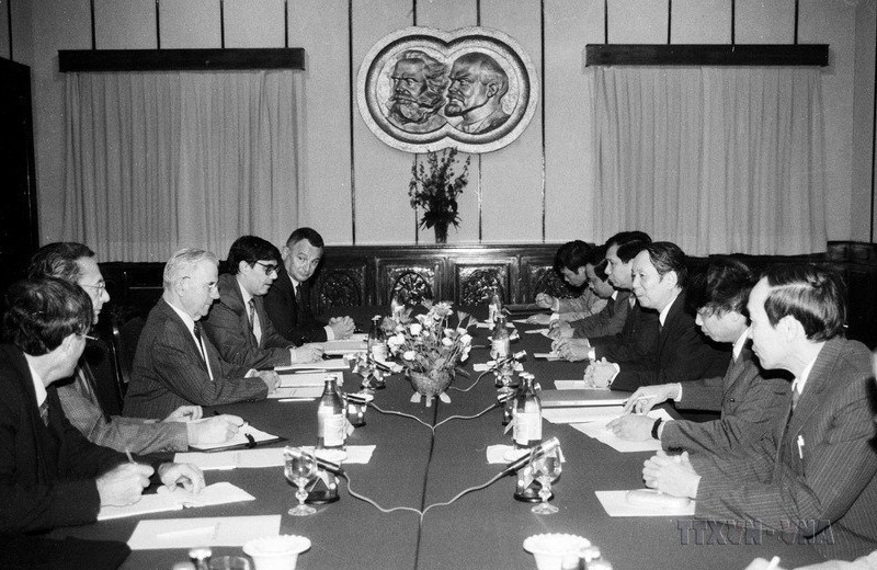 Đồng chí Hồng Hà, Bí thư Trung ương Đảng, Trưởng Ban Đối ngoại Trung ương hội đàm với đồng chí Gaston Plissonnier, Ủy viên Trung ương Đảng Cộng sản Pháp thăm Việt Nam (Hà Nội, 24/2/1992). (Ảnh: Xuân Lâm /TTXVN)