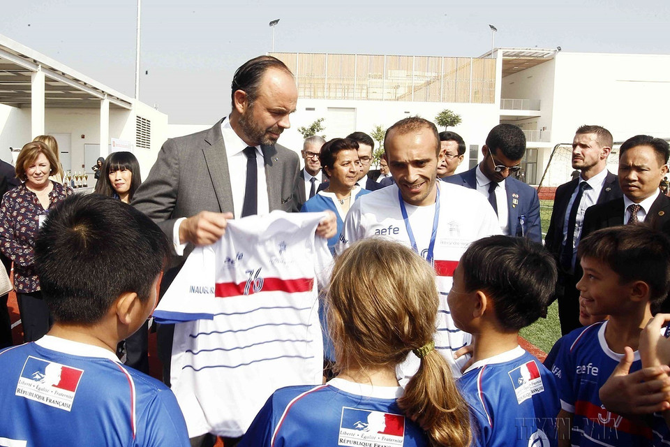 Học sinh Trường Quốc tế Pháp Alexandre Yersin (quận Long Biên, Hà Nội) tặng Thủ tướng Pháp Édouard Philippe chiếc áo thể thao nhân dịp Thủ tướng đến thăm và cắt băng khánh thành trường ngày 3/11/2018. (Ảnh: Văn Điệp/TTXVN)