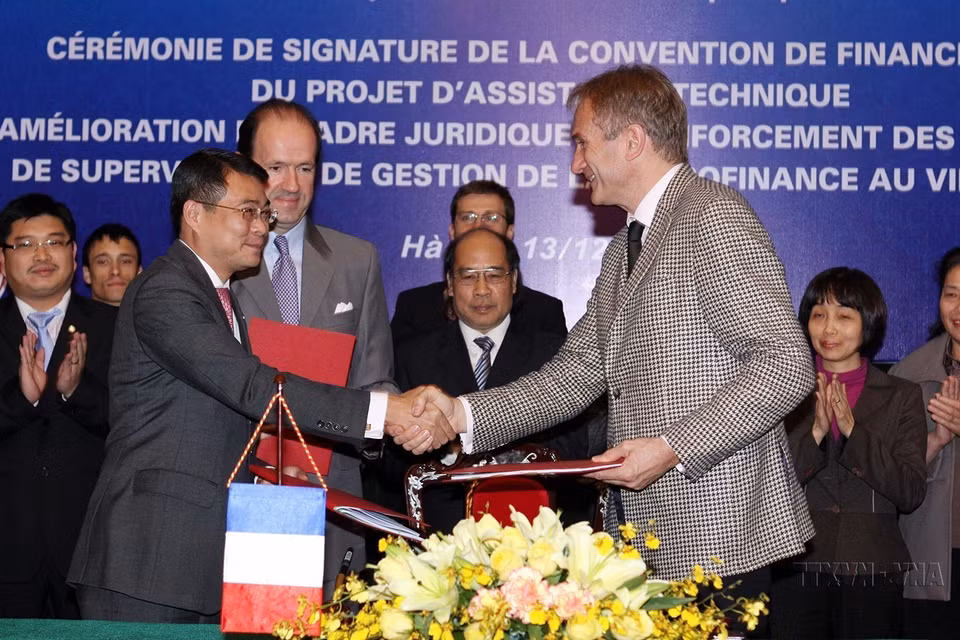 Đại diện Ngân hàng Nhà nước Việt Nam, Cơ quan Phát triển Pháp (AFD) và Đại sứ quán Pháp ký kết khoản viện trợ không hoàn lại trị giá 1 triệu Euro của Pháp giúp Việt Nam thực hiện dự án hỗ trợ kỹ thuật “Hoàn thiện khuôn khổ pháp lý và tăng cường năng lực quản lý, giám sát cho lĩnh vực tài chính vi mô tại Việt Nam (Hà Nội, 13/12/2011). (Ảnh: Trần Việt/TTXVN)