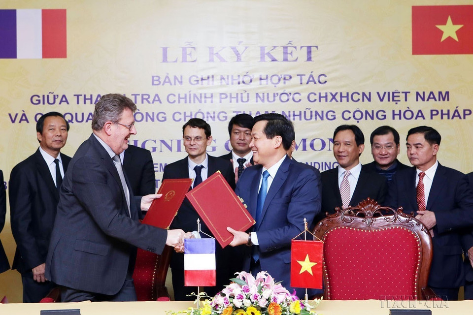 Tổng Thanh tra Chính phủ Lê Minh Khái và Giám đốc Cơ quan Phòng chống tham nhũng Pháp Charles Duchanie ký kết thoả thuận hợp tác (Hà Nội, 15/1/2018). (Ảnh: Nguyễn Dân/TTXVN)