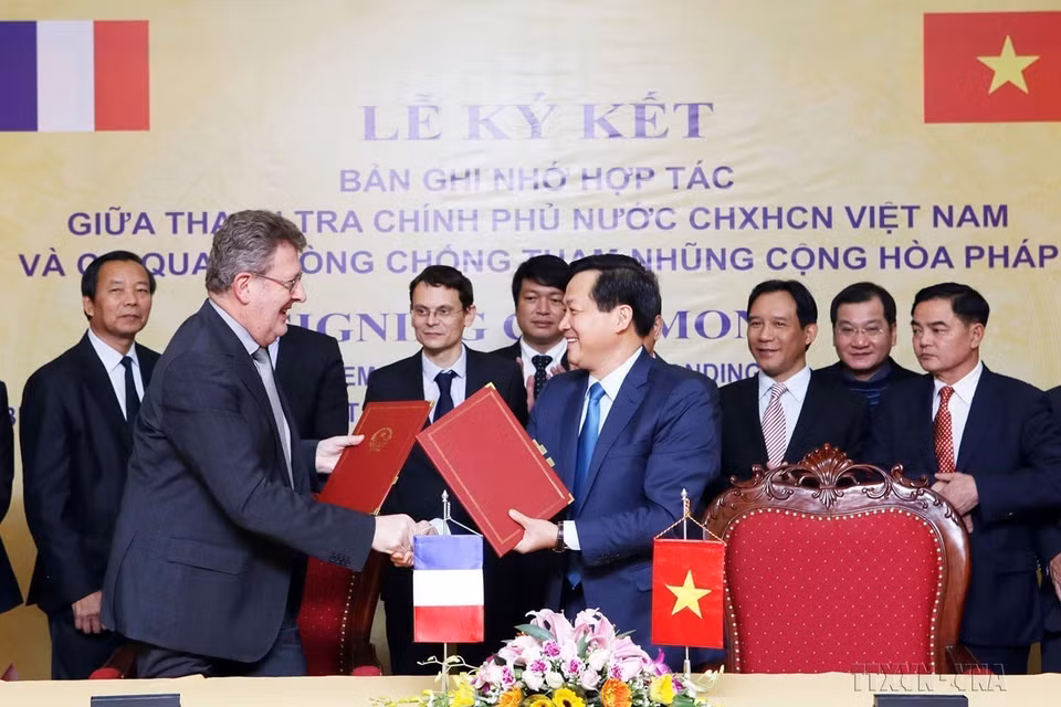 Tổng Thanh tra Chính phủ Lê Minh Khái và Giám đốc Cơ quan Phòng chống tham nhũng Pháp Charles Duchanie ký kết thoả thuận hợp tác (Hà Nội, 15/1/2018). (Ảnh: Nguyễn Dân/TTXVN)