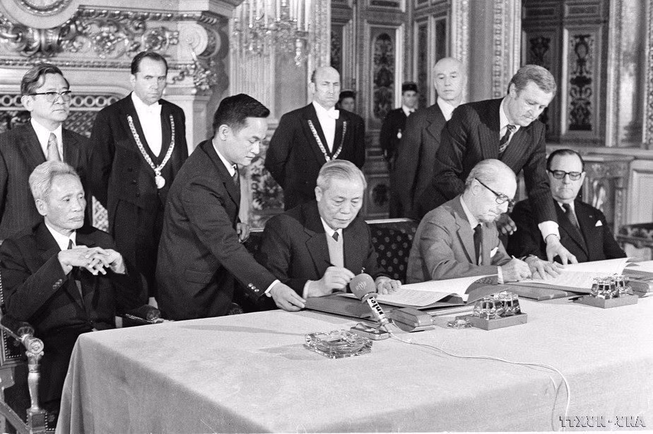 Ngày 27/4/1977, tại Bộ Ngoại giao Pháp, Bộ trưởng phụ trách công tác Dầu mỏ và Khí đốt Đinh Đức Thiện và Bộ trưởng Ngoại giao Pháp Louis de Guiringaud ký các Hiệp định hợp tác kinh tế và công nghiệp, Hiệp định hợp tác văn hóa, khoa học và kỹ thuật giữa Việt Nam - Pháp. Thủ tướng Phạm Văn Đồng và Thủ tướng Pháp Raymond Barre chứng kiến lễ ký. (Ảnh: Thế Trung/ TTXVN)
