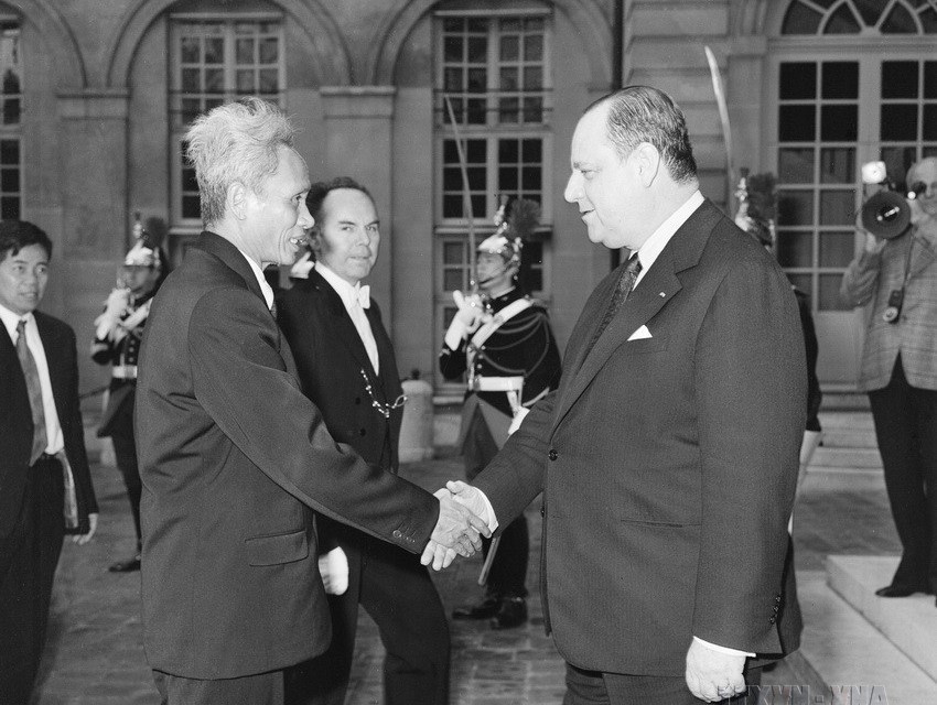 Chiều 25/4/1977, tại Paris, Thủ tướng Pháp Raymond Barre mở tiệc chiêu đãi trọng thể Thủ tướng Phạm Văn Đồng thăm chính thức Cộng hòa Pháp. (Ảnh: Thế Trung/TTXVN)