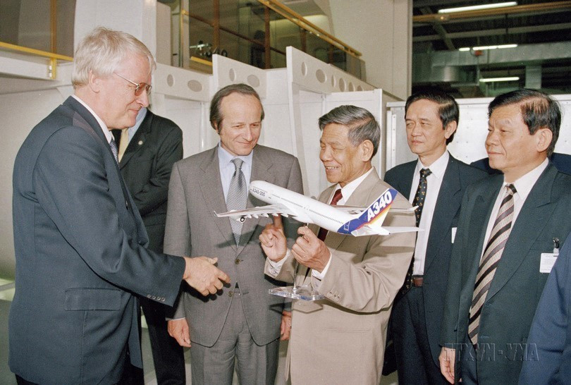 Đại diện Tập đoàn Airbus tặng Tổng Bí thư Lê Khả Phiêu mô hình chiếc máy bay A340 khi Tổng Bí thư và đoàn Việt Nam đến thăm trụ sở Tập đoàn ở thành phố Toulouse, trong chuyến thăm chính thức Cộng hòa Pháp từ 21/5 đến 25/5/2000. (Ảnh: Cao Phong/TTXVN)