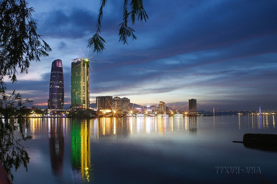 Tọa lạc bên bờ Tây sông Hàn thơ mộng, liền kề với trung tâm hành chính của Đà Nẵng, khách sạn Novotel Đà Nẵng là điểm đến lý tưởng cho các doanh nhân lẫn du khách. Đây là khách sạn đầu tiên đạt tiêu chuẩn quốc tế của thành phố, dưới sự quản lý bởi tập đoàn Accor danh tiếng của Pháp. (Ảnh: TTXVN)