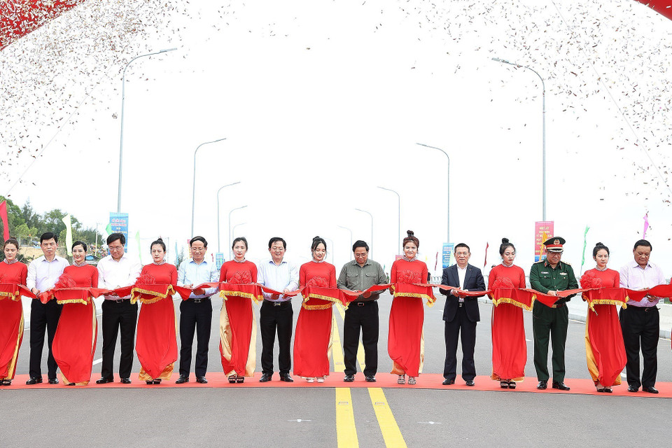 Thủ tướng Phạm Minh Chính và các đại biểu cắt băng khánh thành tuyến đường ven biển đoạn Cát Tiến-Mỹ Thành. (Ảnh: Dương Giang/TTXVN)