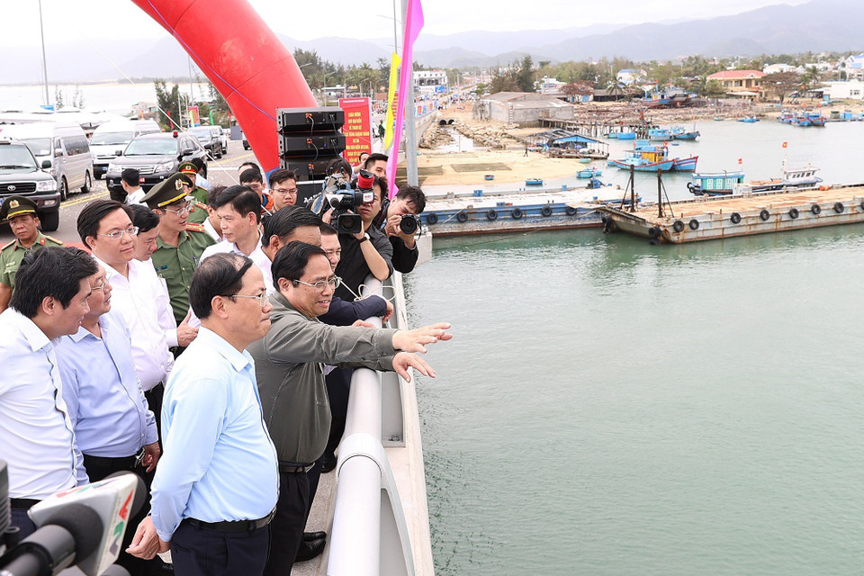 Thủ tướng Phạm Minh Chính thị sát tuyến đường ven biển đoạn Cát Tiến-Mỹ Thành. (Ảnh: Dương Giang/TTXVN)