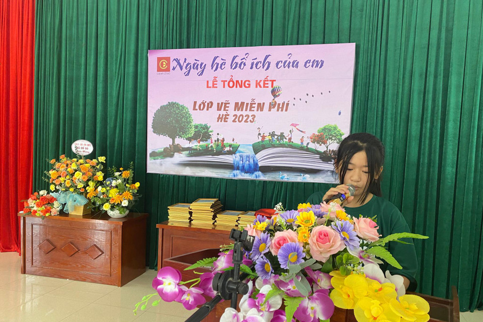 Em Nguyễn Thị Tùng Chi chia sẻ cảm nghĩ của mình về lớp học vẽ miễn phí tại lễ tổng kết. (Nguồn: Vietnam+)