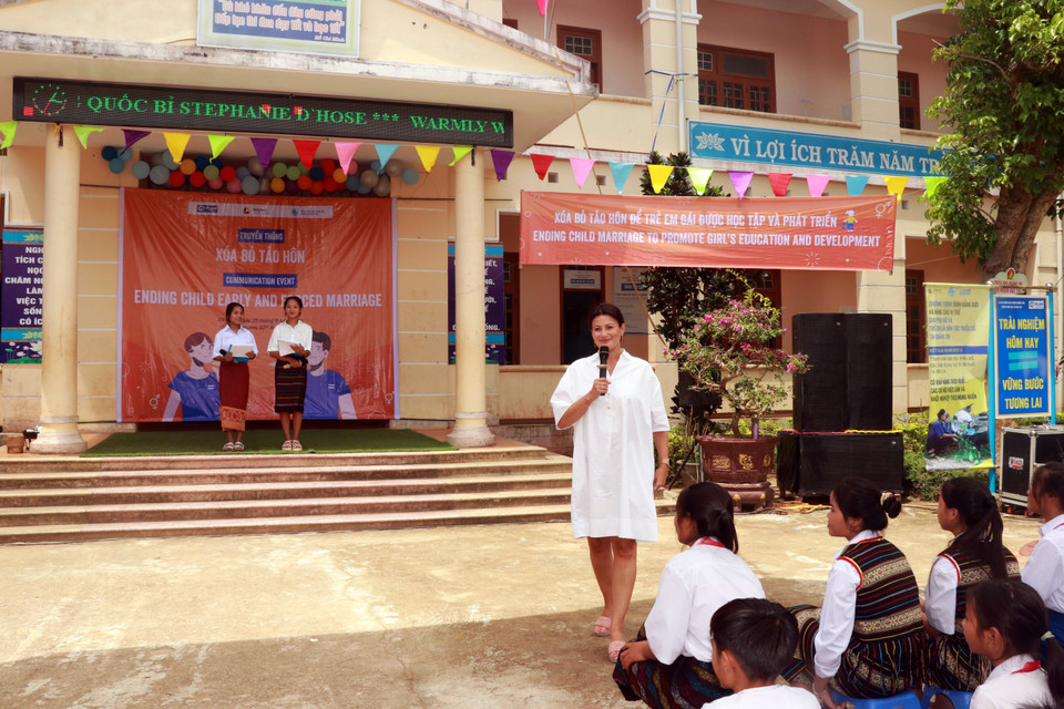 Chủ tịch Thượng viện Vương quốc Bỉ Stephanie D’Hose giao lưu với học sinh Trường Trung học Cơ sở Húc, huyện Hướng Hóa, Quảng Trị. (Ảnh: Nguyên Linh/TTXVN)