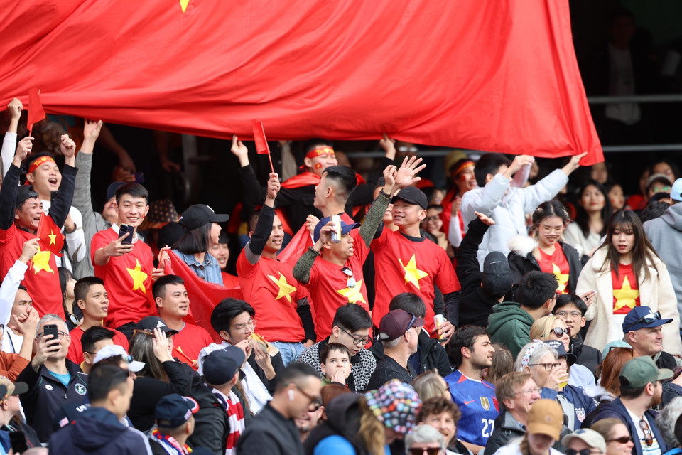 Cổ động viên Việt Nam trên sân Eden. (Ảnh: TTXVN phát)