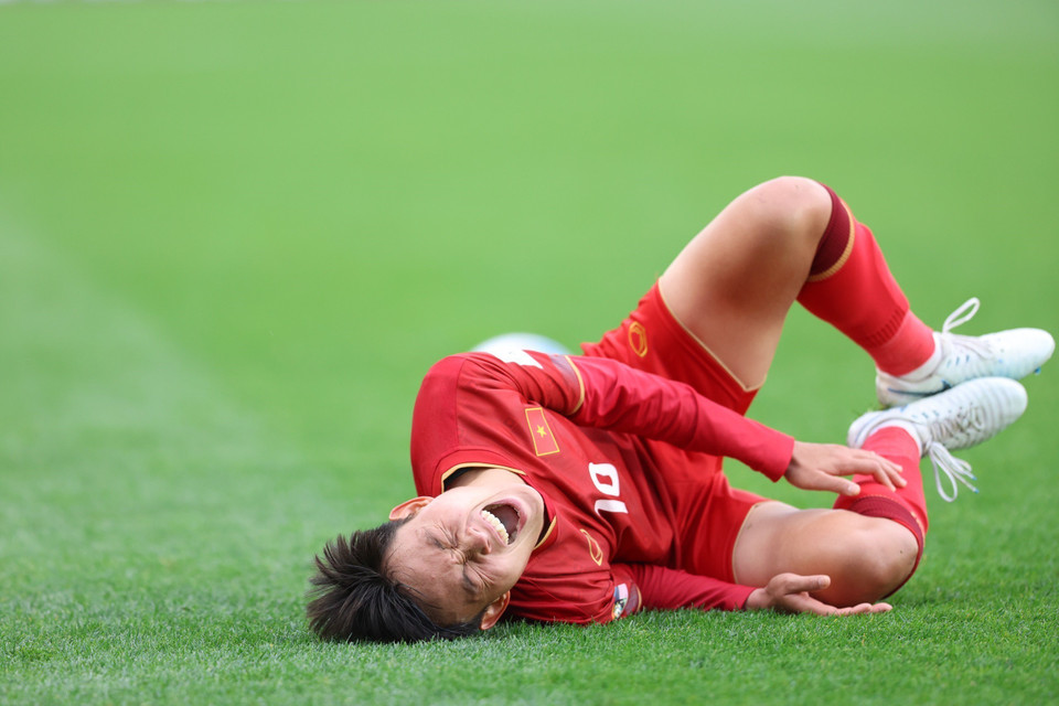 Cầu thủ Hải Linh đau đớn sau pha phạm lỗi của đối phương. (Ảnh: TTXVN phát)