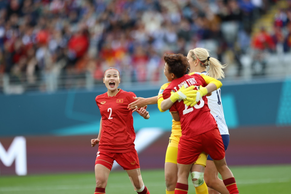 Niềm vui của các cầu thủ Việt Nam sau khi Thủ môn Kim Thanh cản phá thành công quả 11m. (Ảnh: TTXVN phát)