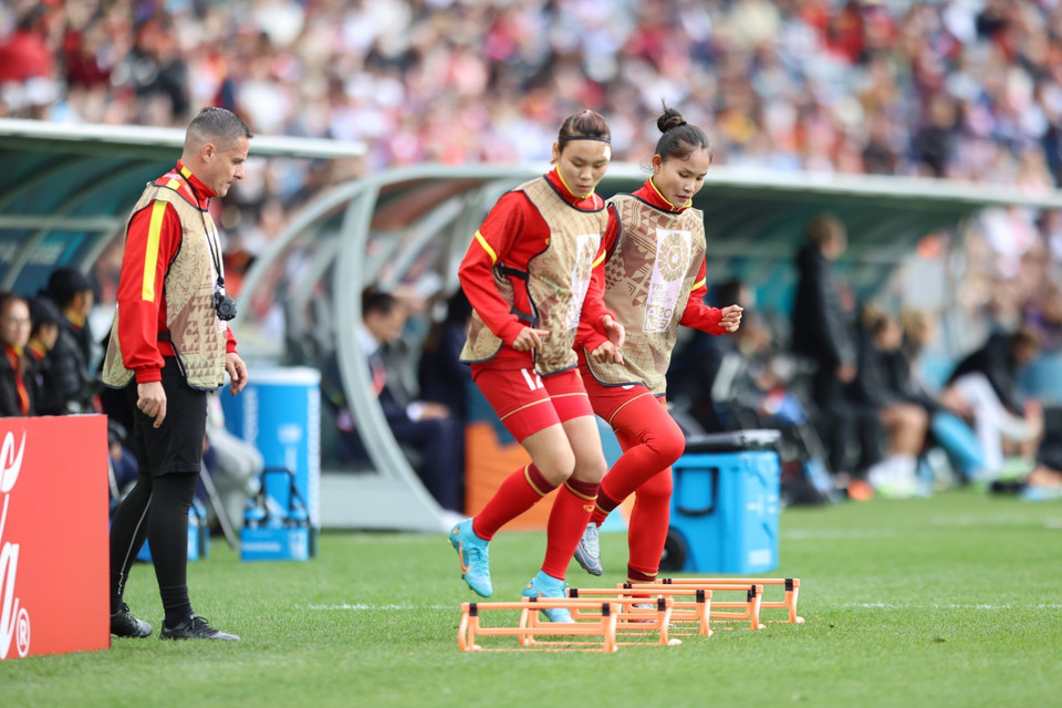 Tiền đạo Hải Yến (trái) và Hậu vệ Chương Thị Kiều (phải) đang khởi động bên ngoài sân. (Ảnh: TTXVN phát)