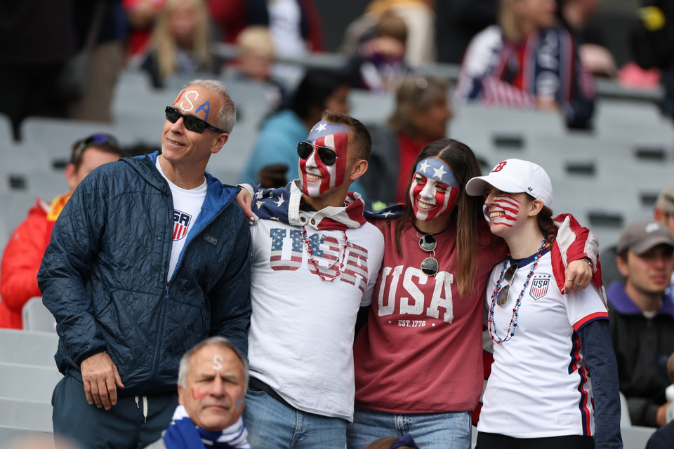 Các cổ động viên Mỹ cổ vũ đội nhà trong trận đấu gặp Tuyển nữ Việt Nam tại vòng bảng World Cup Nữ 2023 ở Auckland, New Zealand ngày 22/7/2023. (Ảnh: THX/TTXVN)