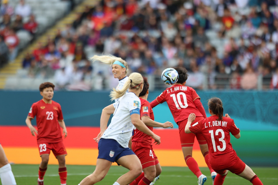 Một pha không chiến giữa cầu thủ Mỹ và Việt Nam. (Ảnh: TTXVN phát)