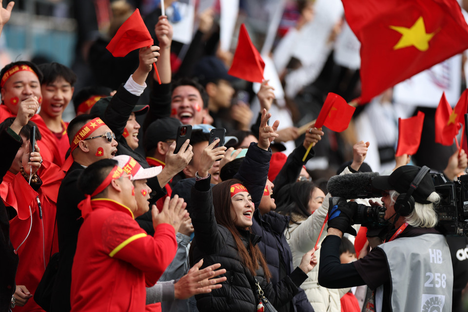 Các cổ động viên Việt Nam hâm nóng bầu không khí trong trận ra quân chào World Cup Nữ 2023 của đội nhà trước Đương kim Vô địch Mỹ, ngày 22/7/2023. (Ảnh: THX/TTXVN)