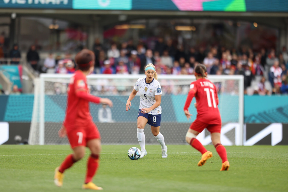 Cầu thủ Julie Ertz (số 8, Mỹ) đang cầm bóng ở giữa sân. (Ảnh: TTXVN phát)
