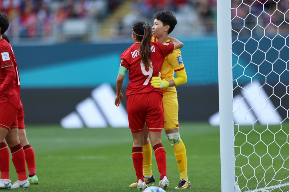 Đội trưởng Huỳnh Như chia vui với Thủ môn Kim Thanh cản phá 11m thành công. (Ảnh: TTXVN phát)