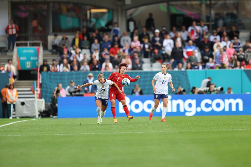 Cầu thủ Tuyết Dung (7, Việt Nam) tranh bóng với Trinity Rodman (20, Mỹ). (Ảnh: TTXVN phát)