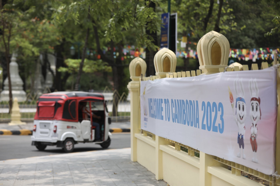 Pano, áp phích được trang hoàng trên các tuyến phố chính của Thủ đô Phnom Penh chào đón SEA Games 32. (Ảnh: Minh Quyết/TTXVN)