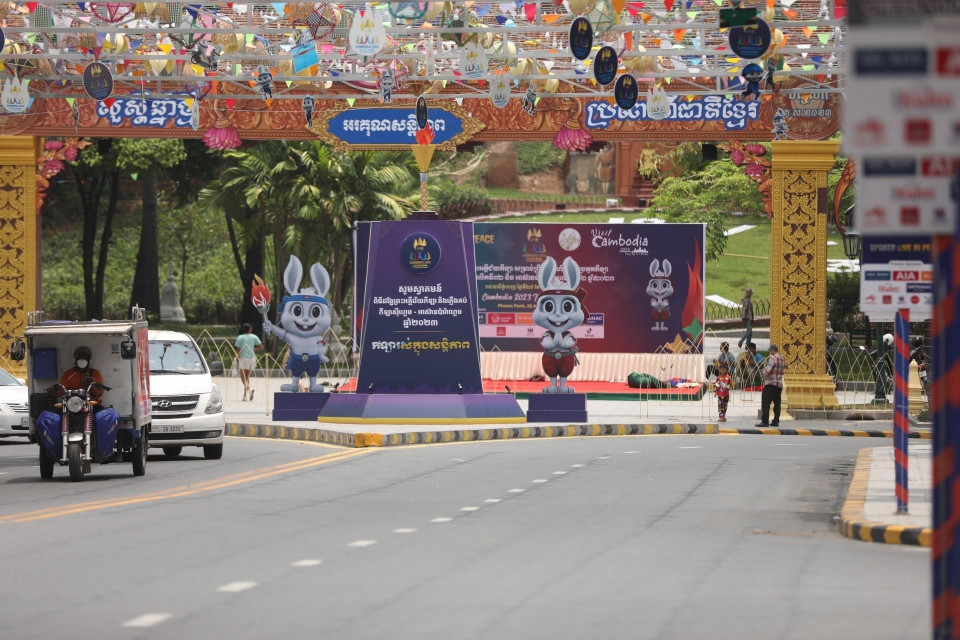 Hình ảnh linh vật thỏ trắng cùng pano, ápphích được trang hoàng trên tuyến phố chính tại Thủ đô Phnom Penh, chào đón SEA Games 32. (Ảnh: Minh Quyết/TTXVN)