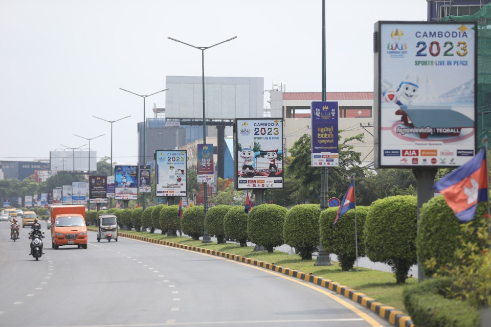 Pano, áp phích được trang hoàng trên các tuyến phố chính của Thủ đô Phnom Penh chào đón SEA Games 32. (Ảnh: Minh Quyết/TTXVN)
