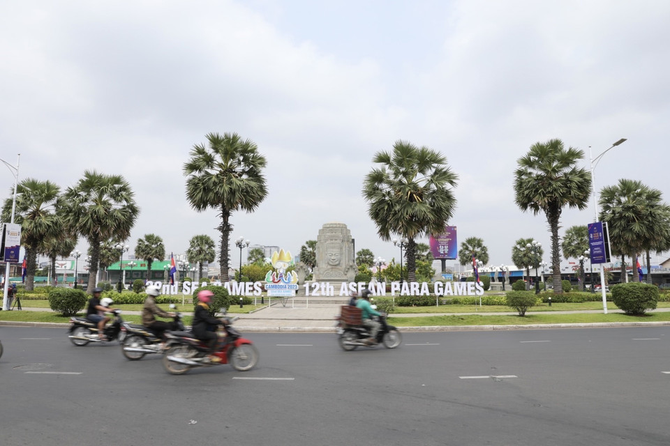 Nhiều tuyến phố tại Phnom Penh được trang hoàng bằng những băng rôn, ápphích đẹp mắt nhằm phục vụ công tác truyền thông, cổ động, chào đón SEA Games 32. (Ảnh: Minh Quyết/TTXVN)