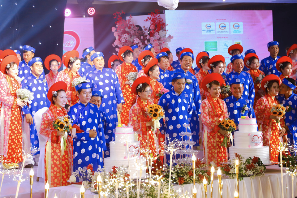 Các cặp đôi hạnh phúc trong tiệc cưới. (Ảnh: Hồng Giang/TTXVN)