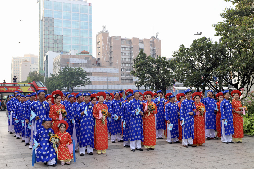  82 cặp đôi là cán bộ, công nhân viên, giáo viên, bộ đội xuất ngũ, thanh niên công nhân, người lao động có hoàn cảnh khó khăn đang làm việc tại các khu chế xuất-khu công nghiệp, các cơ quan, đơn vị, nghiệp đoàn trên địa bàn Thành phố và vùng lân cận. (Ảnh: Hồng Giang/TTXVN)