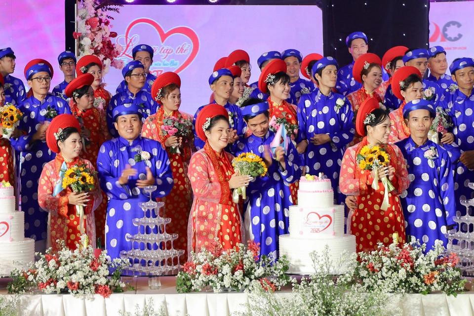 Các cặp đôi hạnh phúc trong tiệc cưới. (Ảnh: Hồng Giang/TTXVN)