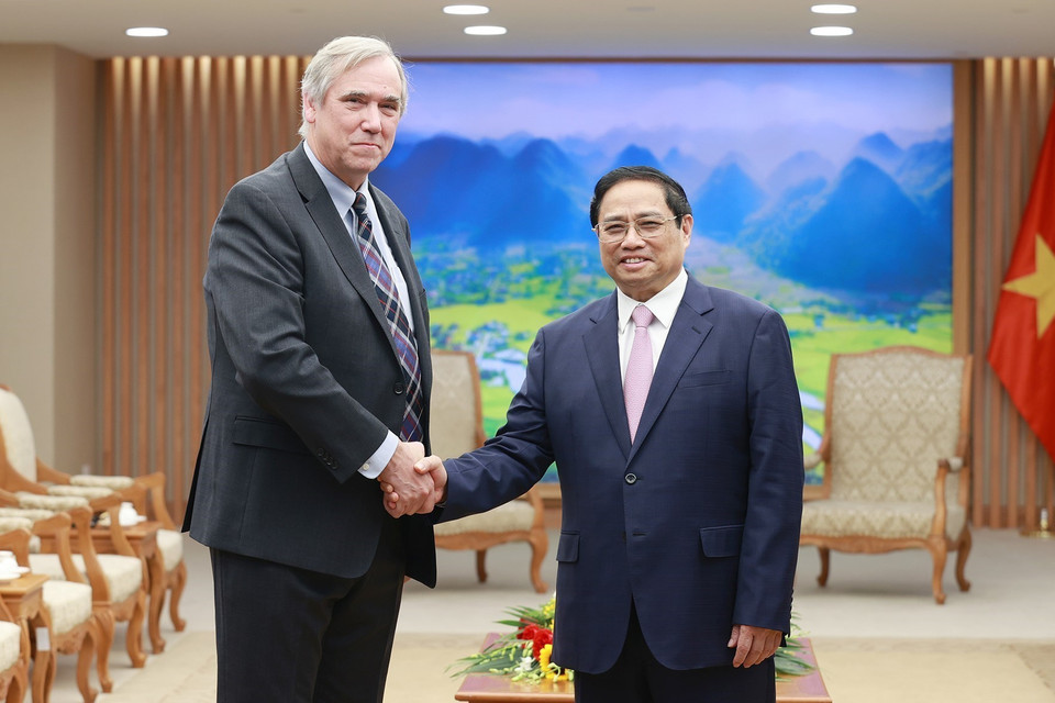 Thủ tướng Phạm Minh Chính và Thượng nghị sỹ bang Oregon Jeff Merkley. (Ảnh: Dương Giang/TTXVN)