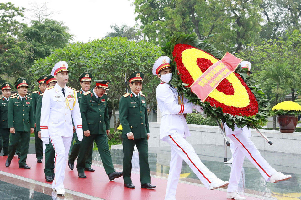 Đoàn đại biểu Quân ủy Trung ương và Bộ Quốc phòng đặt vòng hoa tại Đài tưởng niệm các Anh hùng liệt sỹ. (Ảnh: An Đăng/TTXVN)