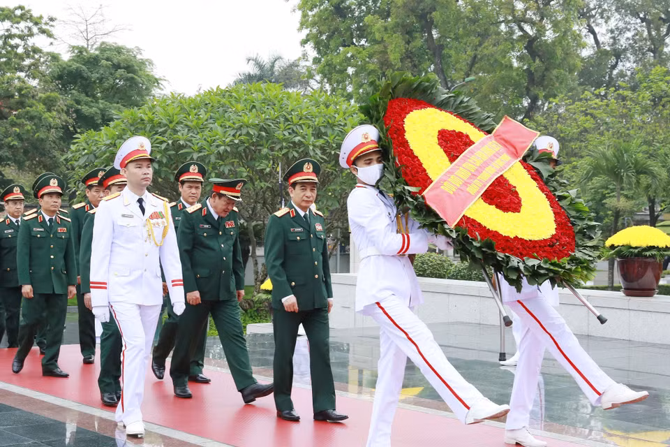 Đoàn đại biểu Quân ủy Trung ương và Bộ Quốc phòng đặt vòng hoa tại Đài tưởng niệm các Anh hùng liệt sỹ. (Ảnh: An Đăng/TTXVN)