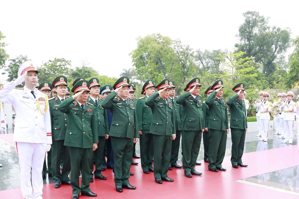 Đoàn đại biểu Quân ủy Trung ương và Bộ Quốc phòng tưởng niệm các Anh hùng liệt sỹ. (Ảnh: An Đăng/TTXVN)