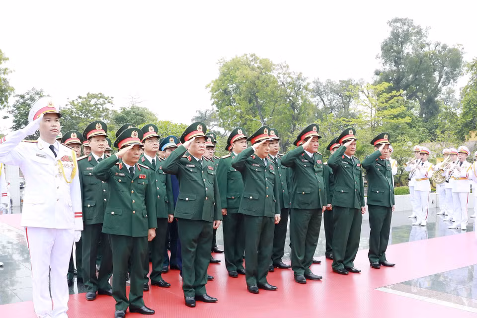 Đoàn đại biểu Quân ủy Trung ương và Bộ Quốc phòng tưởng niệm các Anh hùng liệt sỹ. (Ảnh: An Đăng/TTXVN)
