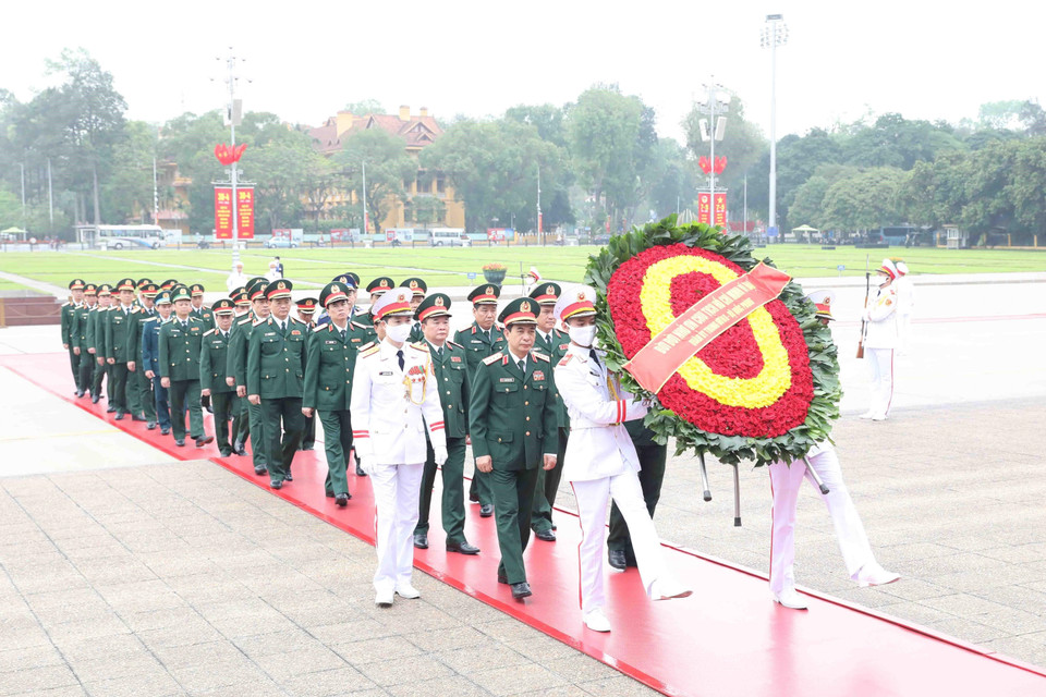 Đoàn đại biểu Quân ủy Trung ương và Bộ Quốc phòng vào Lăng viếng Chủ tịch Hồ Chí Minh. (Ảnh: Minh Đức/TTXVN)